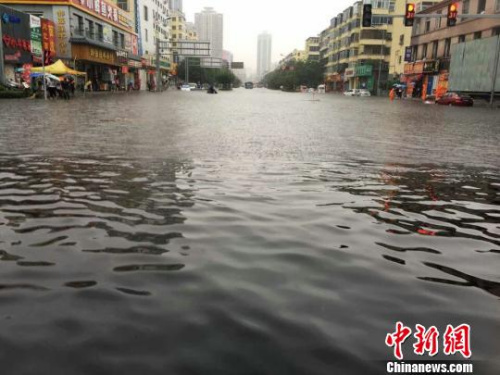 山西太原強(qiáng)降雨天氣致多輛汽車被淹 行人舉步維艱