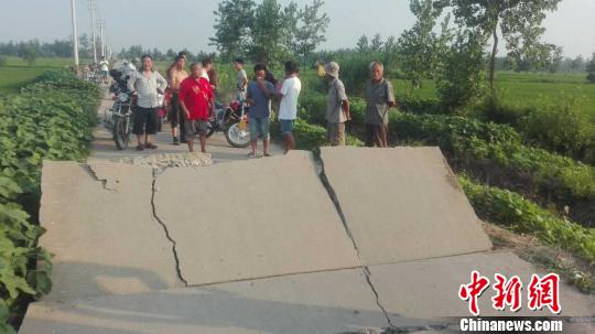 江蘇宿遷連續(xù)高溫天氣路面被烤爆致過路村民受傷