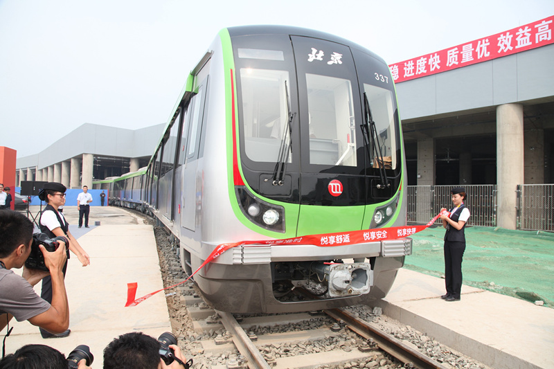 京港地鐵16號線新車駛?cè)氍F(xiàn)場，衝過預(yù)示著新起點(diǎn)的彩帶