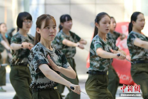 軍訓(xùn)設(shè)女子匕首連 129位女神握15釐米長匕首秒變女漢子