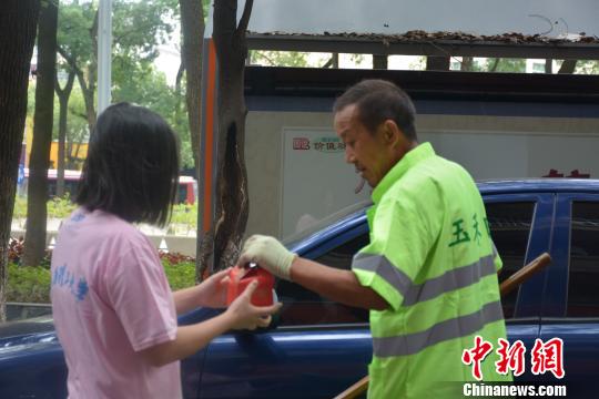 江西一高校學(xué)子中秋節(jié)給百餘位環(huán)衛(wèi)工人送月餅