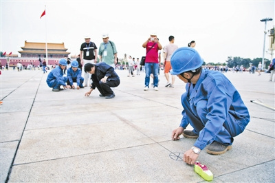 天安門(mén)廣場(chǎng)國(guó)慶花壇“骨架”今晨完成拼裝（圖）