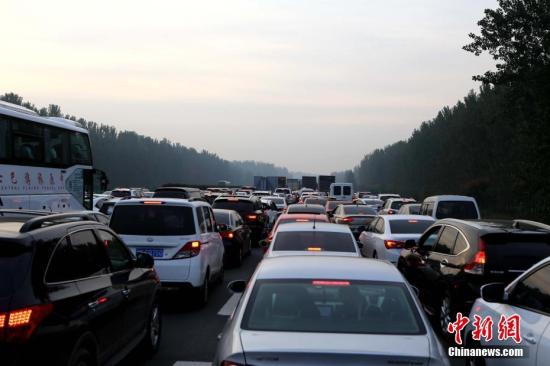 國慶首日高速車流同比增加一成多 預(yù)計今日車流量降低