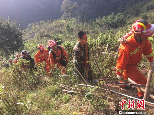 圖為救援人員趕赴現(xiàn)場(chǎng)。 段倫坤 攝