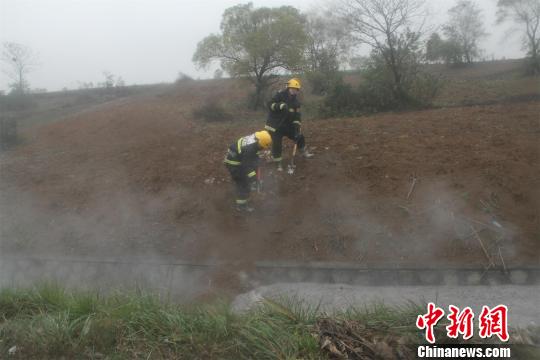 高濃度硫酸擴(kuò)散並形成酸霧，消防官兵緊急處置陳綴攝