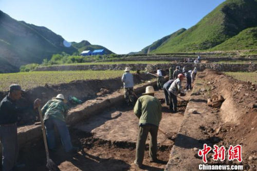 記者28日從北京市文物局、延慶區(qū)獲悉,今年破獲了一起發(fā)生在延慶區(qū)的金元時(shí)期文化遺址盜掘案。圖為專家、工作人員對被盜遺址進(jìn)行試掘。 曾鼐 攝