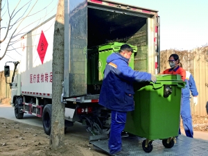 工作人員把收運桶從暫存點冷庫轉(zhuǎn)移到運輸車上。