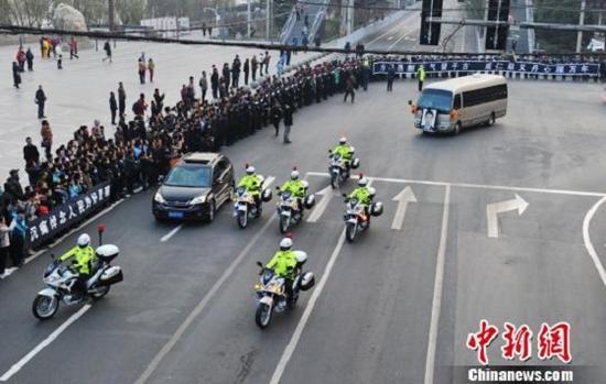 蘭州警察遭汽車(chē)衝撞犧牲 民眾夾道送別