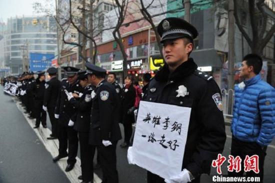 蘭州警察遭汽車(chē)衝撞犧牲 民眾夾道送別