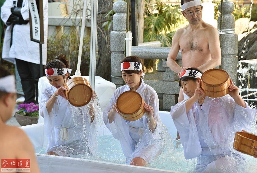 日本男女進(jìn)行冰水浴 祈求新年好運(yùn)