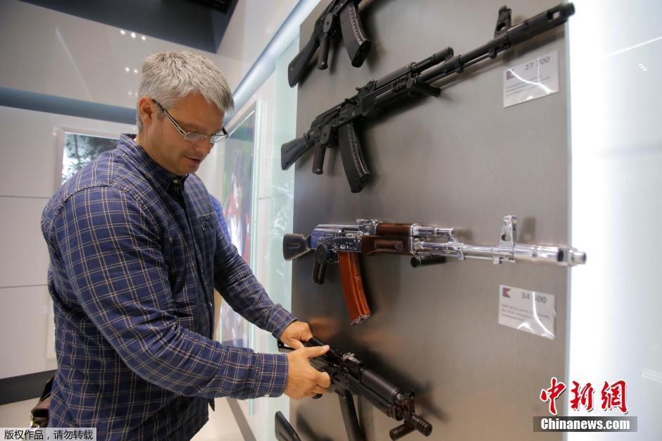 莫斯科機場開“AK-47”紀(jì)念品店 旅客可登機前購買