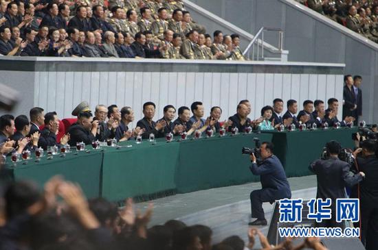 8月28日，在朝鮮平壤，朝鮮最高領(lǐng)導(dǎo)人金正恩（前左五）觀看火炬表演。朝鮮28日在首都平壤舉行大規(guī)模青年火炬表演，慶祝“青年節(jié)”和正在召開的金日成社會主義青年同盟第九次全國代表大會。 新華社記者郭一娜攝