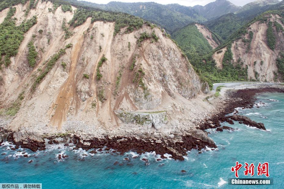 紐西蘭強震導(dǎo)致山體滑坡 沿海公路被泥沙吞噬