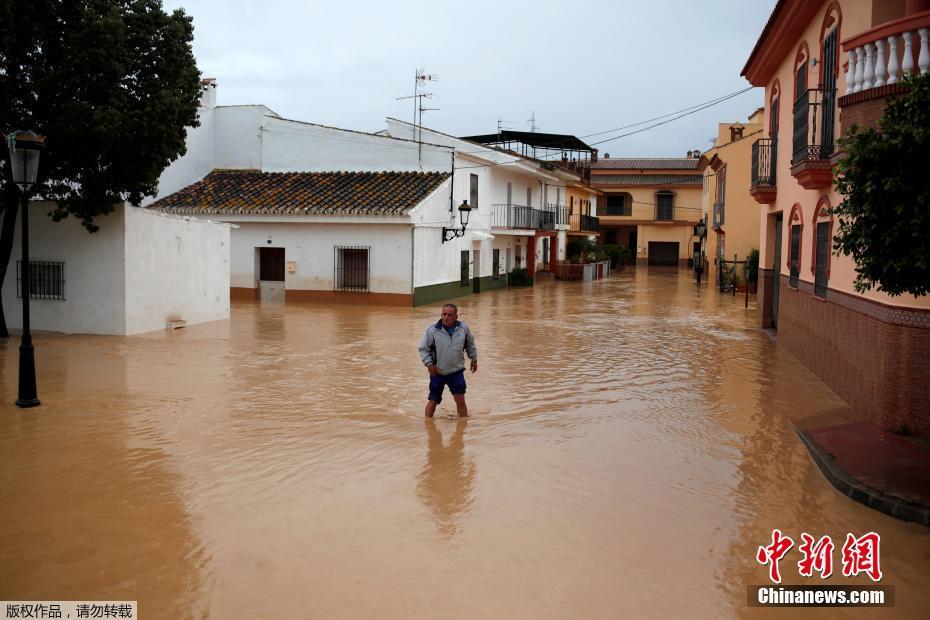 西班牙降雨引發(fā)洪水 街道被淹一片汪洋