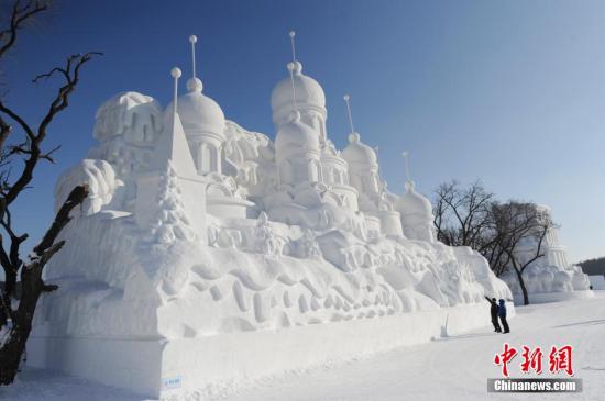 1月4日,2016中國長春冰雪旅遊節(jié)在長春“凈月雪世界”內開幕,200余座雪雕集中亮相。“凈月雪世界”總佔地面積56萬平方米,總用雪量15萬立方米,200余座各類雪雕為遊客營造了一個壯觀的冰雪童話世界。<a target='_blank' ><p  align=