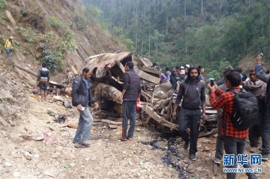 (外代一線)尼泊爾發(fā)生客車墜崖事故20人喪生