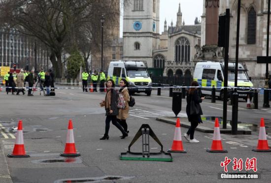 當?shù)貢r間3月23日上午,英國議會大廈周邊仍處於封鎖狀態(tài),警察在附近街道拉上警戒線,不允許車輛、行人進入。3月22日,英國議會大廈外發(fā)生恐怖襲擊事件,造成5人死亡、40余人受傷。 <a target='_blank' ><p  align=