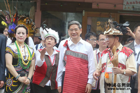 張志軍今年6月訪臺(tái)期間，身著民族服裝，化身烏來旅遊推銷員