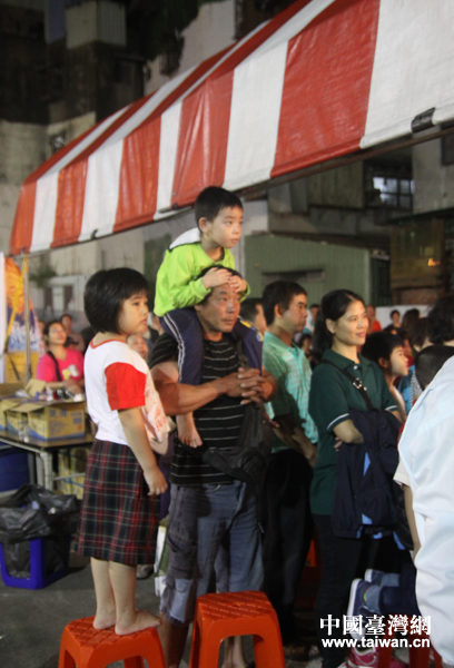 臺灣基隆社區(qū)居民讚大陸殘疾人藝術(shù)團演出