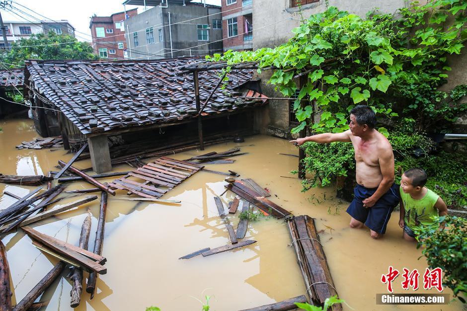 “尼伯特”登陸福建石獅 多地內(nèi)澇嚴(yán)重