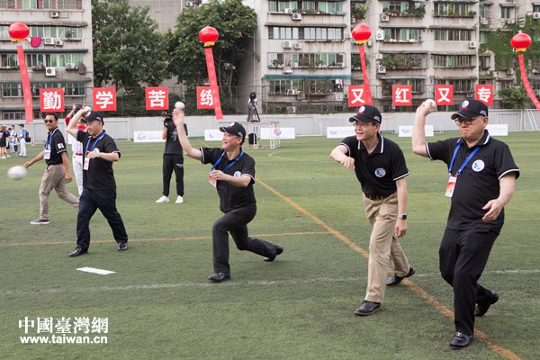 6月28日，第三屆海峽兩岸學(xué)生棒球聯(lián)賽成都分站賽在成都體育學(xué)院開幕。圖為出席領(lǐng)導(dǎo)為比賽開球。