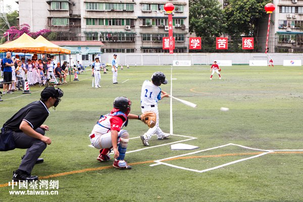 北京團結(jié)湖小學(xué)和臺北東園小學(xué)進行首場比賽。