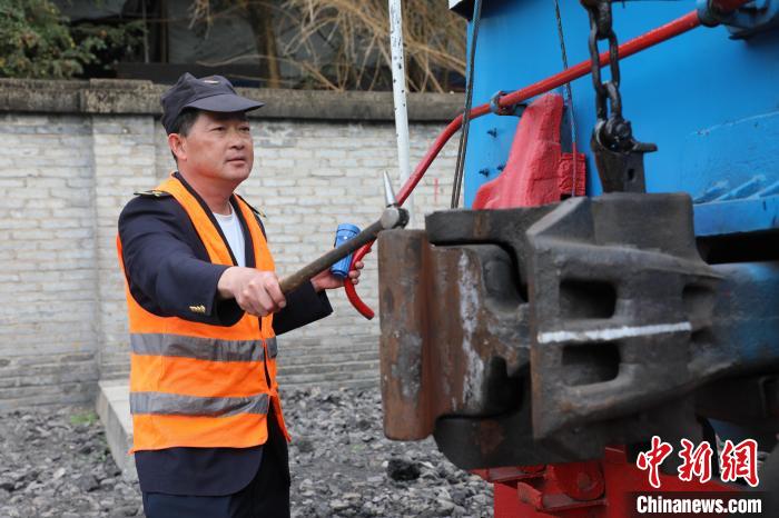 在大陸開火車的臺籍司機(jī)：盼駕駛火車到臺灣