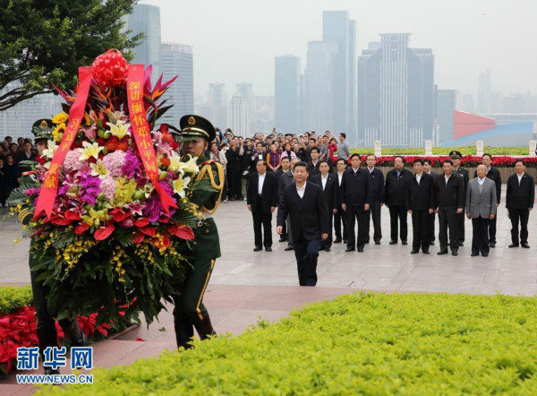 資料圖：2012年12月8日，習(xí)近平在深圳蓮花山公園向鄧小平銅像敬獻(xiàn)花籃。