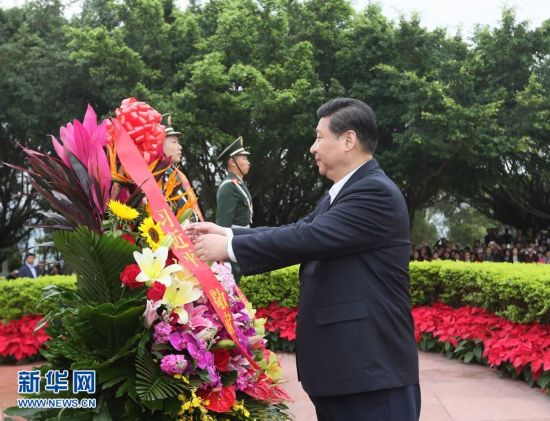 12月7日至11日，中共中央總書記、中央軍委主席習(xí)近平在廣東省考察工作。這是習(xí)近平在深圳蓮花山公園向鄧小平銅像敬獻(xiàn)花籃。蘭紅光攝圖片來(lái)源：新華網(wǎng)