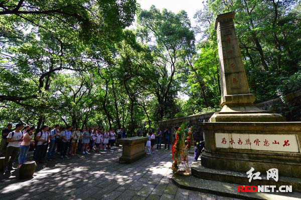 來(lái)自湖南師大及鹹嘉小學(xué)的師生代表也參加了祭奠儀式。