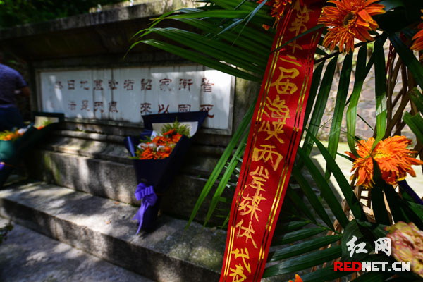 兩岸媒體聯(lián)合採(cǎi)訪團(tuán)向紀(jì)念碑敬獻(xiàn)花籃。